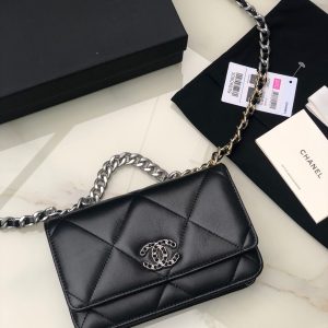 kaufen CHANEL ON CHAIN ​​in schwarzer Tasche