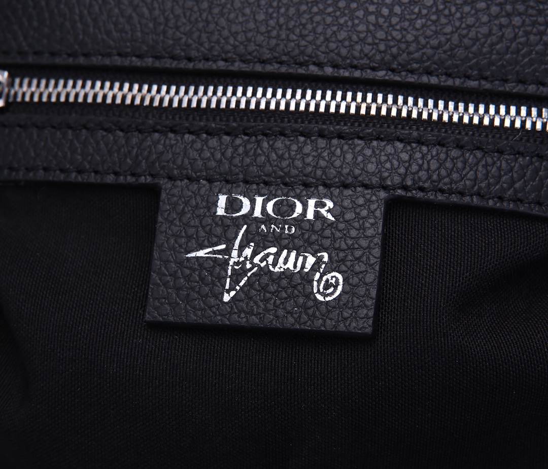 Kaufen Dior Men’s Bee Print Shoulder Tasche - Image 6