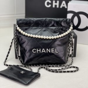 KAUFEN SIE CHANEL 22 in schwarzer Calor-Tasche