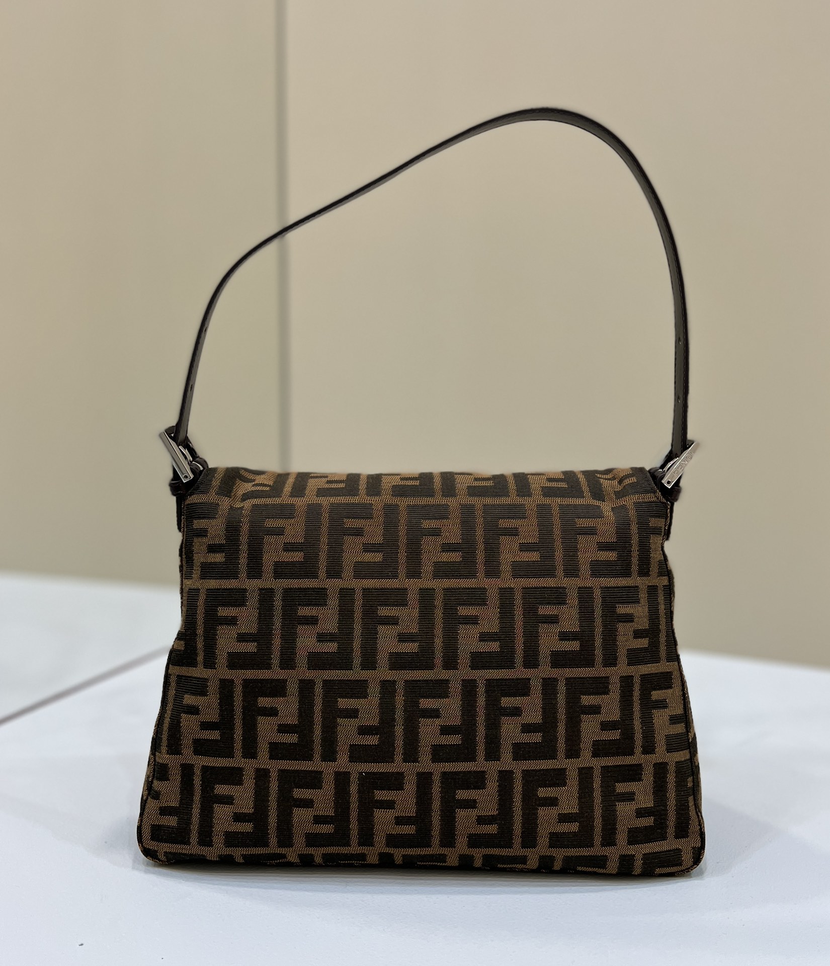 Kaufen Fendi Iseeu Medium Tasche - Image 2