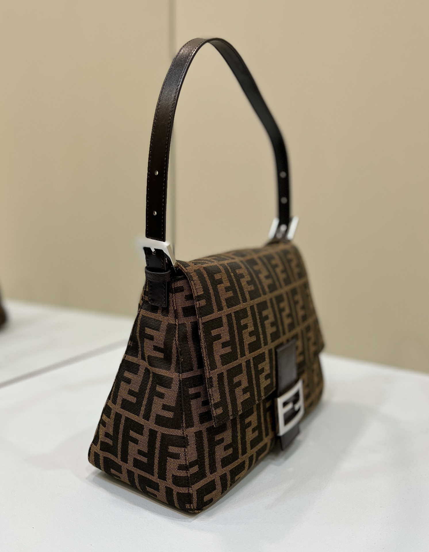 Kaufen Fendi Iseeu Medium Tasche - Image 4