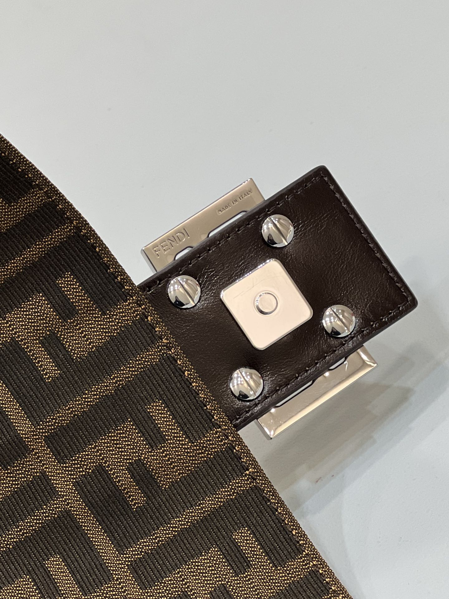 Kaufen Fendi Iseeu Medium Tasche - Image 7